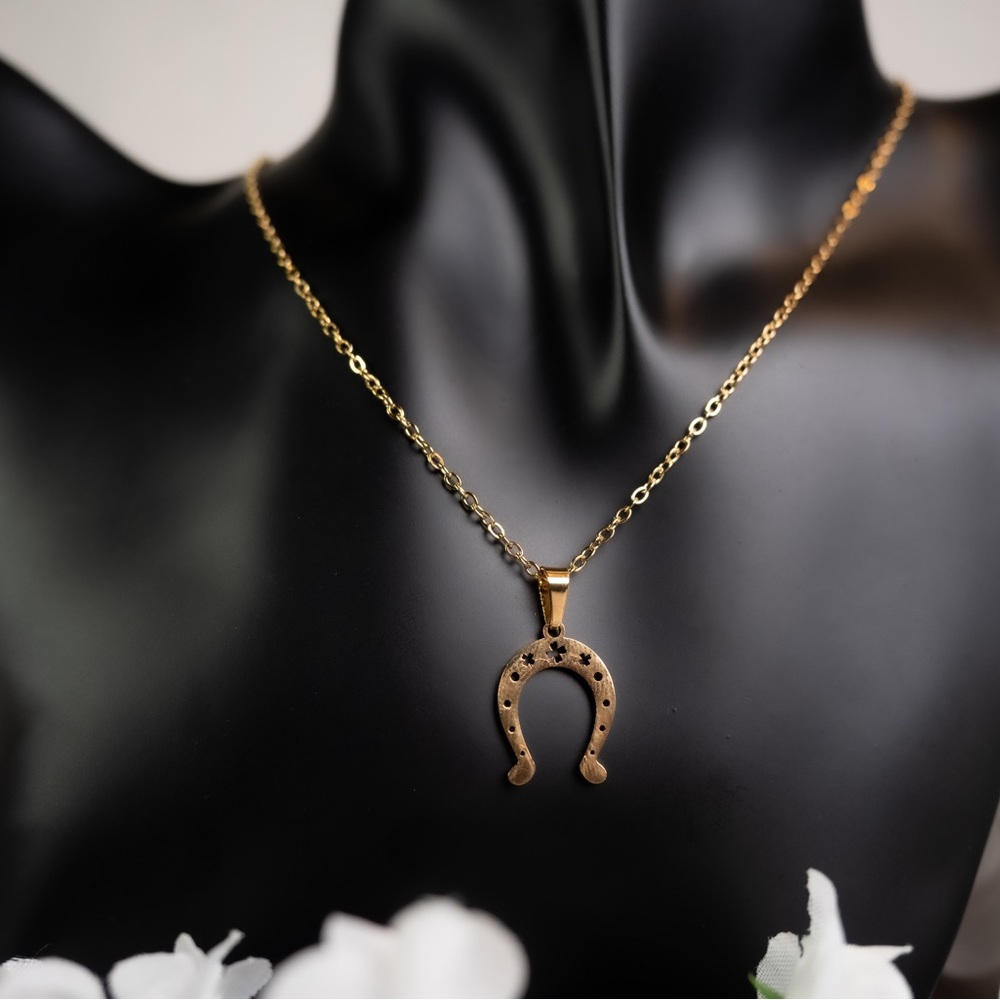 Gold Horseshoe Set